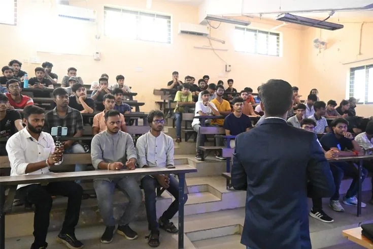 Students attending a live TDO classroom seminar